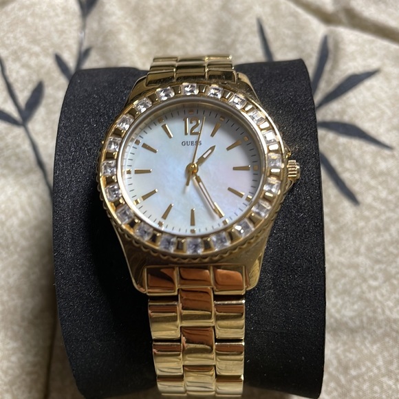 Preloved GUESS gold plated mini sparkle women’s watch - Picture 1 of 6